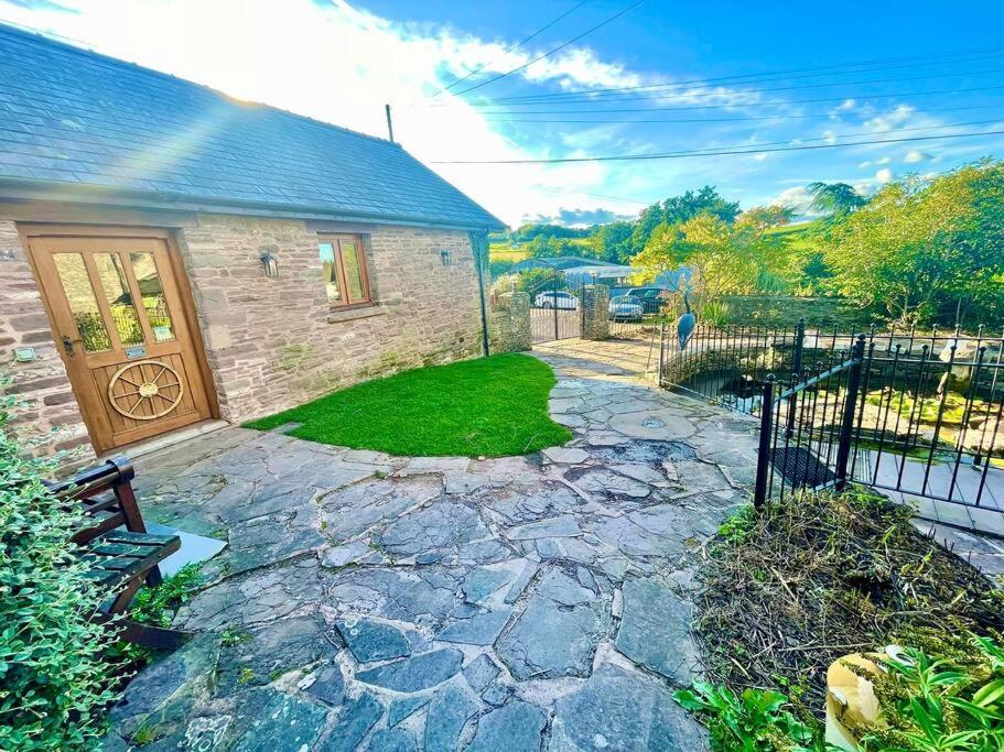 Stone Built Barn In A Beautiful Rural Setting Villa Llangwm-Isaf ภายนอก รูปภาพ